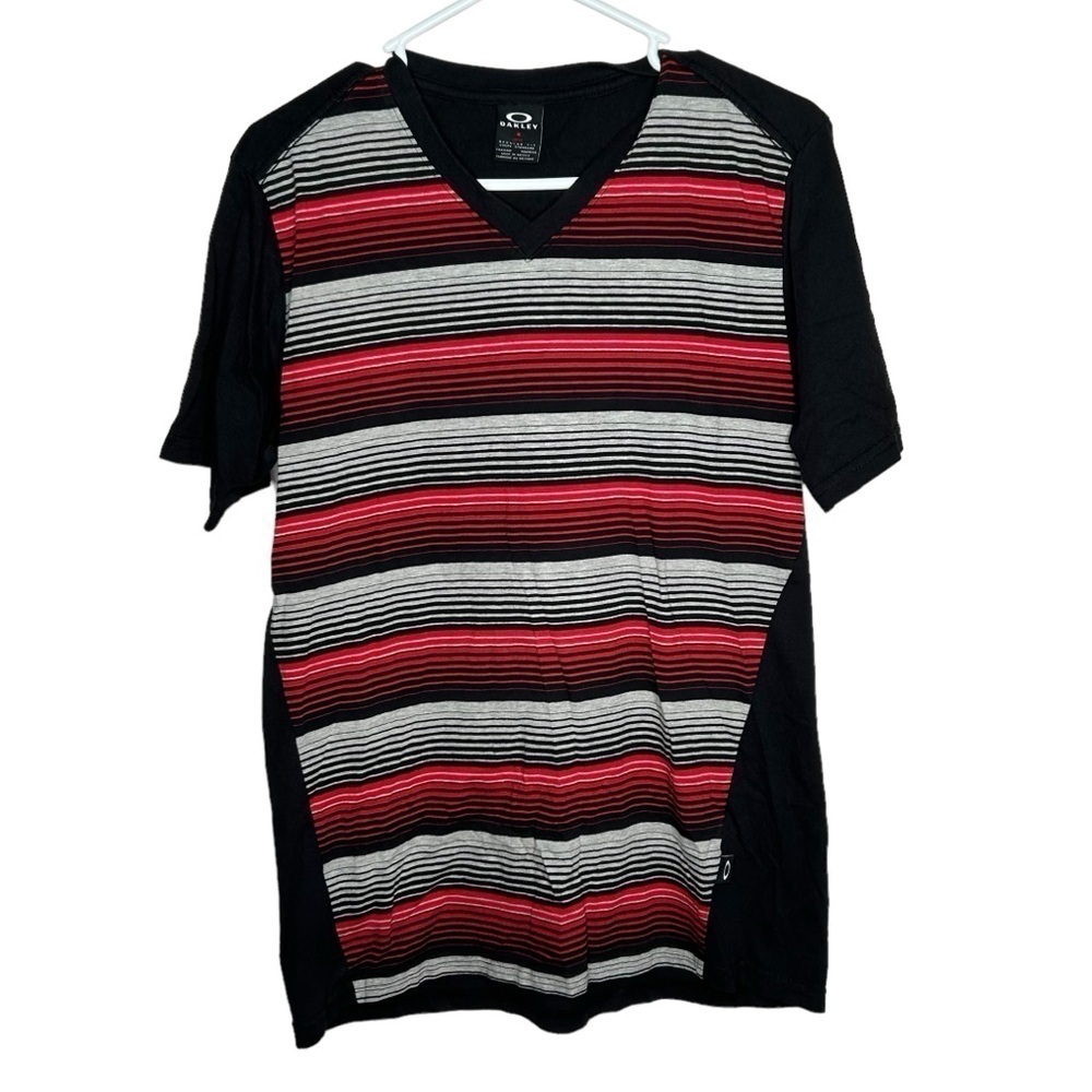 Oakley Men’s Regular Fit T Shirt Size Medium Stripe Red Black V Neck S/S